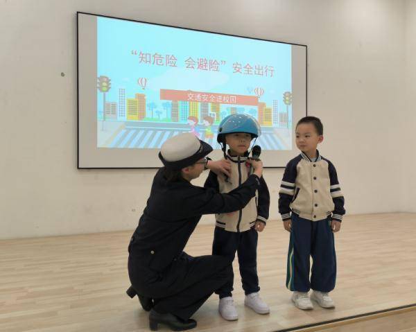 乘车安全版小苹果
:交警进校园 交法入童心-第1张图片-太平洋在线下载