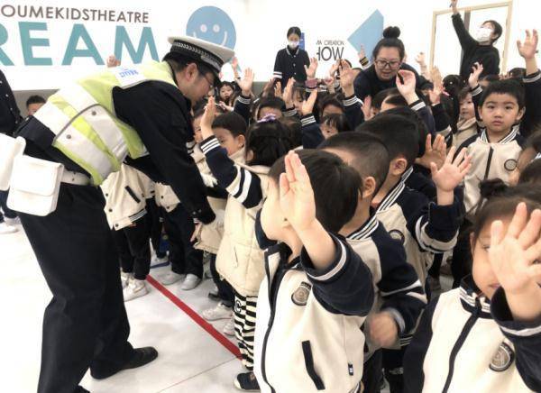 乘车安全版小苹果
:交警进校园 交法入童心-第2张图片-太平洋在线下载