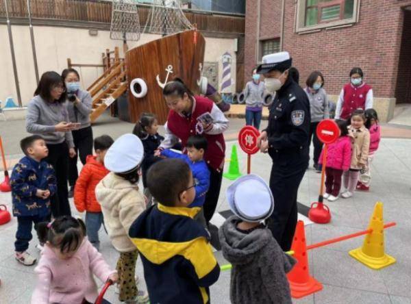 乘车安全版小苹果
:交警进校园 交法入童心-第5张图片-太平洋在线下载