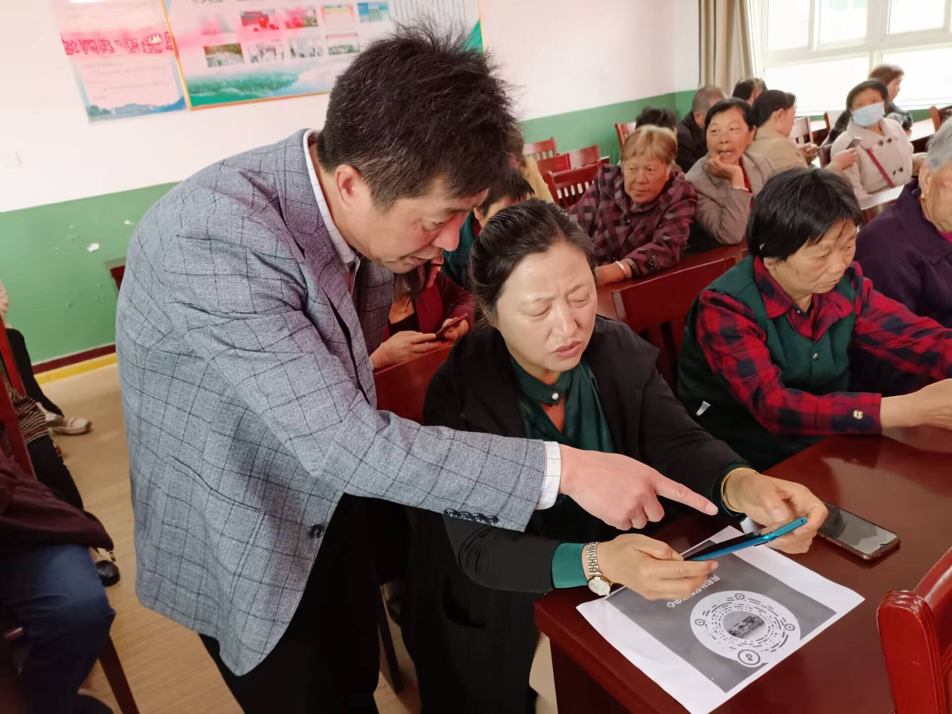老年手机:共和老年教育教学点开展“养教结合 乐享智慧生活”系列培训（老年手机应用）-第2张图片-太平洋在线下载