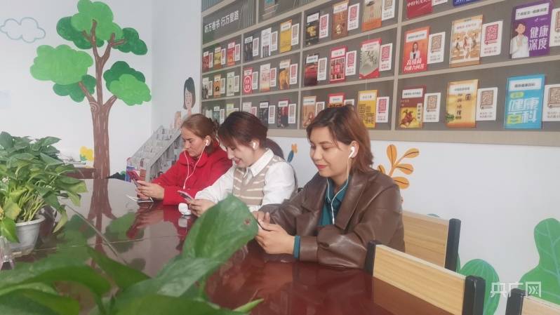 手机看书:新疆温宿：农家书屋变身“有声”图书馆-第1张图片-太平洋在线下载