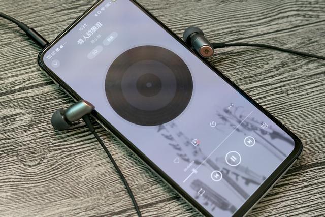 苹果手机边听歌边看新闻苹果手机听筒没声音免提有声音-第1张图片-太平洋在线下载