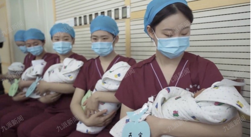 宝妈玩手机的新闻关于学生玩手机的新闻-第2张图片-太平洋在线下载